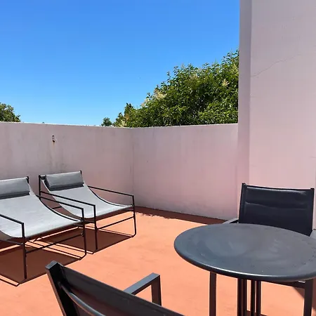 Aomo Art Space 4* أويراس